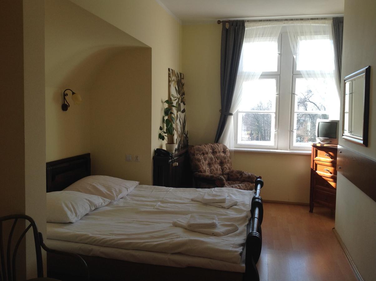 Palac Kobylniki Hotell Obrzycko Exteriör bild