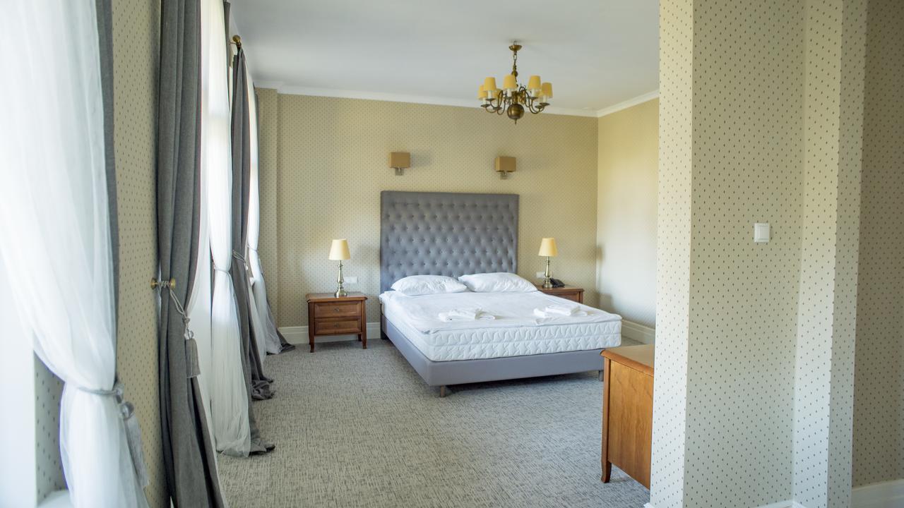 Palac Kobylniki Hotell Obrzycko Exteriör bild