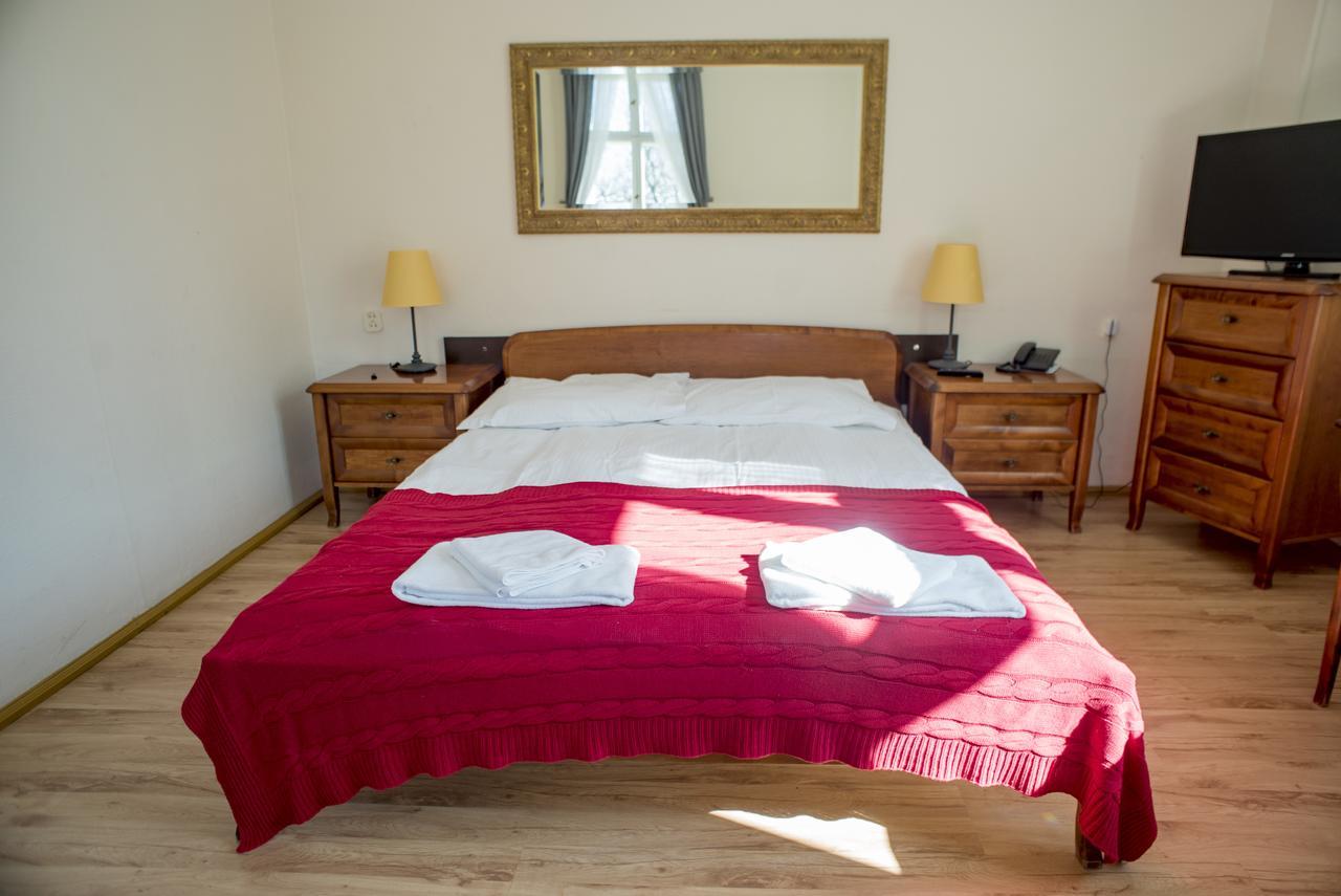 Palac Kobylniki Hotell Obrzycko Exteriör bild