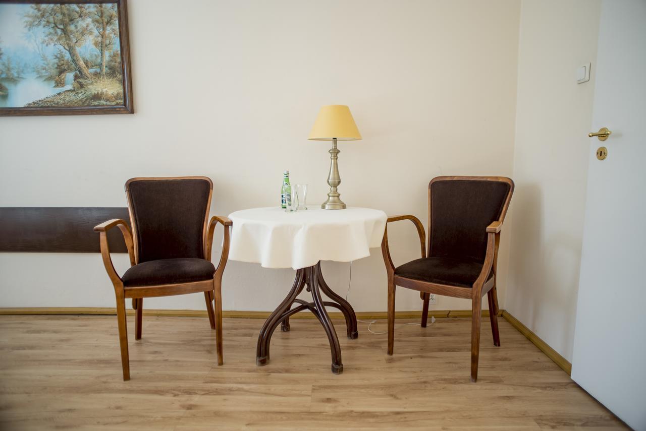 Palac Kobylniki Hotell Obrzycko Exteriör bild