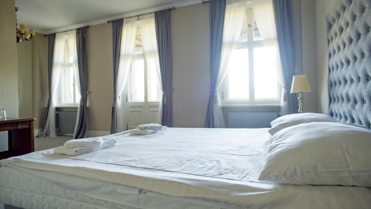 Palac Kobylniki Hotell Obrzycko Exteriör bild